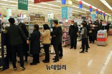 [포토] 마스크 대란에 대형마트 줄 선 시민들, 15분만에 매진