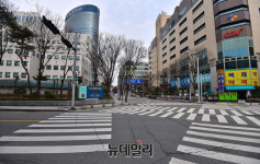 [포토] 확진환자 13명에 발길 끊긴 분당제생병원...인근 약국은 휴점
