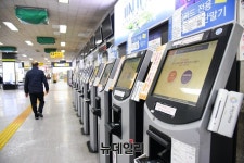 [포토] 한산한 남부터미널...정부 한시적 고속도로 통행료 면제