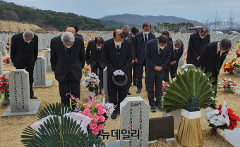[포토] 천안함 폭침 10주기, 묘역참배하는 이명박 정부인사들
