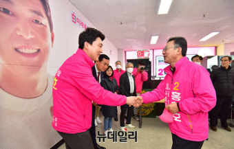 [포토] 악수나누는 '박진호-홍철호' 김포시 후보