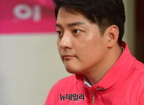 [포토] 태극기-천안함 추모 배지 단 김용식 남양주을 후보