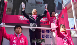 [포토] 대전 둔산로서 손 맞잡은 김종인-양홍규