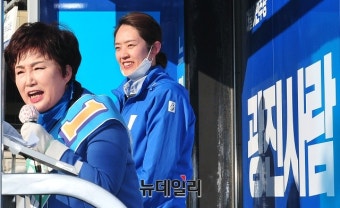 [포토] 지지호소하는 전혜숙 민주당 광진갑 후보