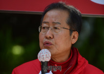 [포토] 대구 목련시장 표심잡기 나선 홍준표 수성을 후보