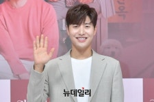 [포토] 손인사하는 배우 신정윤