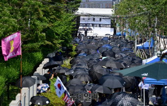 [포토] 검은우산에 마스크...부정선거 의혹규명 요구하는 시민들