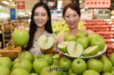[포토] 롯데마트 청량하고 새콤달콤한 연두사과 맛 보세요