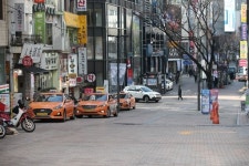 영업시간 줄이고 휴점까지… 불꺼진 쇼핑 1번가 명동
