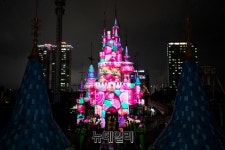 [포토] 롯데월드 형형색색 변신하는 매직캐슬 맵핑쇼 보러 오세요
