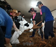 [포토] 충주 비석마을 찾아 수해복구 봉사 나선 통합당