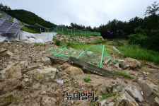 [포토] 산 깎아 만든 태양광 결국 산사태