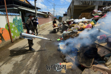 [포토] 수해입은 용전마을 방역 나선 국군장병들