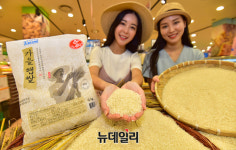 [포토] 롯데마트 경남 창녕서 재배한 올해 햅쌀 맛보세요