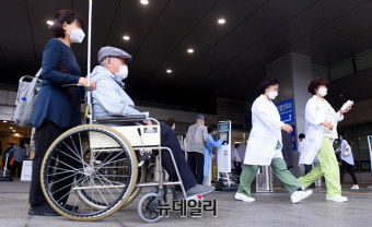 [포토] 전공의, 8일 오전 진료복귀…내원객으로 붐비는 병원