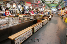 [포토] 점심시간에도 썰렁한 광장시장…사회적거리두기 2.5단계 영향