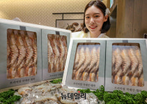 [포토] 현대百, 자연산대하 추석 선물 200세트 한정 판매
