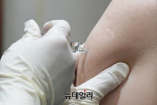 [포토] 내돈 내고 맞는다 유료 독감주사 맞는 시민들