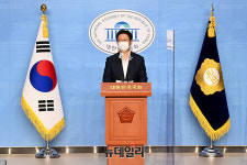 [포토] 추미애 아들 미복귀 의혹 폭로한 당직사병에 사과하는 황희