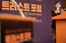 [포토] 진중권, 트러스트포럼 창립식서 왜 신뢰가 무너지고 있나 강연