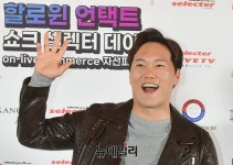 [포토] 배우 송진우, 반가운 손인사