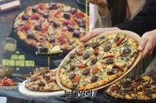 [포토] 도미노피자 스타 셰프와 협업한 피자 맛보고 가세요