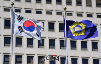 '윤미향 사건' 담당 판사, 식사 중 쓰러져 사망… 30일 첫 공판 연기