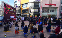 부산 광복동 찾은 비상시국연대…경제파탄·방역실패 문재인 내려와라