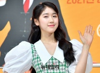 [포토] 반갑게 손인사 하는 배우 이레