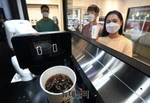 [포토] 비트코퍼레이션 로봇이 만든 커피 마셔보세요