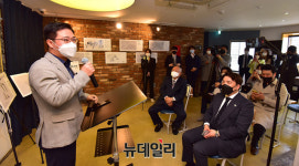 [포토] 북한-홀로코스트 전시회 개막식 인사말하는 지성호 의원