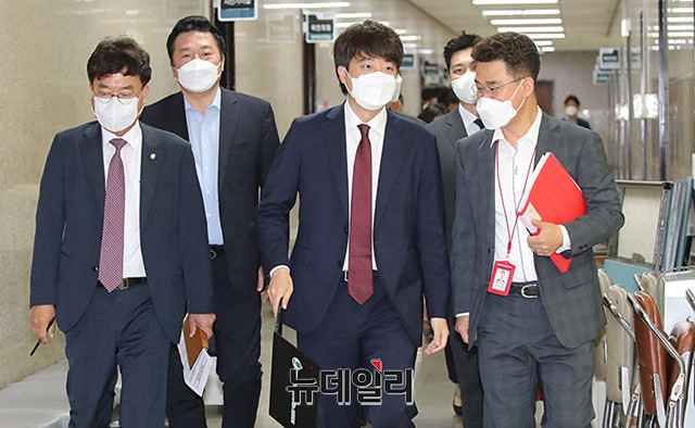 한국 검찰, 윤석열 대통령 부부·명태균 씨 고발 사건 수사 확대 중