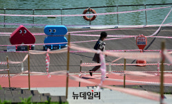 [포토] 임시 폐쇄 된 석촌호수 밀집지역