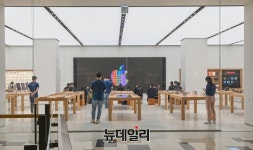 [단독] 국내 유통업계 최초… 잠실 롯데월드몰에 애플스토어 유치