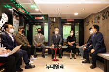 [포토] 노래연습장 찾은 이재명, 자영업자 현장간담회