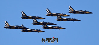 로덱스부산기장 | [포토] 아덱스 앞두고 시험 비행하는 블랙이글스