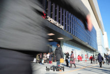 에루샤 품은 대구신세계,  최단 기간 1조 클럽 가입