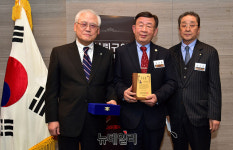 [포토] 트러스트포럼 공로패 수상한 김규홍 전 KBS 아나운서