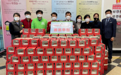 맥키스컴퍼니-홈플러스, 사랑 나눔 후원품 전달