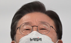 [포토] 상대원시장서 눈시울 붉힌 이재명