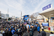 [포토] 부산 부전역 찾은 이재명 대선후보