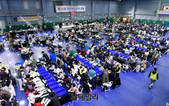 총선 때 논란 일으킨 '중국인 개표원들'… 이번 대선에 또 등장한다