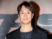 [[포토] 영화 뜨거운 피 자체발광 하는 배우 정우