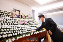 [포토] 이어령 전 장관 빈소 조문하는 이재명 대선후보