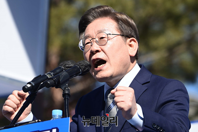 이재명, 사전투표 전 서울 유세 집중…김문수와 한동훈, 지역 유세 강화