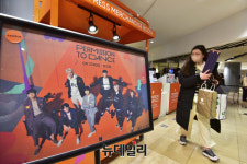 [포토] BTS 굿즈 구매하는 팬