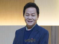 [포토] 유쾌한 포토타임 갖는 배우 우현
