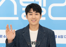 [포토] 선한 미소로 손흔드는 배우 손호준