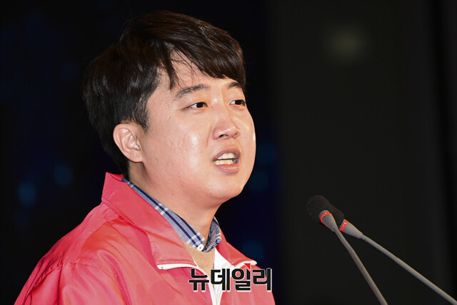 이준석 후보, TV토론서 여성 모욕 발언…형법상 고발 직면