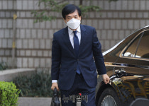 검찰, 수사 덮으려 했다…김학의 불법 출금 재판서 증언 나와